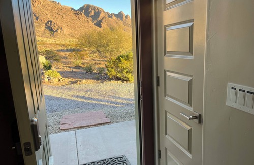 Mesilla Park House | Modern guesthouse on 11.5 amazing desert view acres.