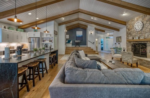 Pagosa Springs House | Modern Home with Hot tub and fireplace