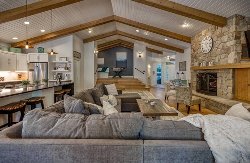 Pagosa Springs House | Modern Home with Hot tub and fireplace