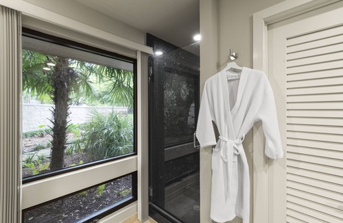 Leisure Land House | Modern Lake Mansion - CasaPalmaTX, 6 bedrooms with 6 en suite bath with showers