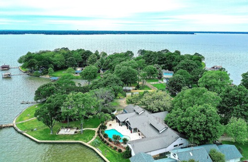 Leisure Land House | Modern Lake Mansion - CasaPalmaTX, 6 bedrooms with 6 en suite bath with showers