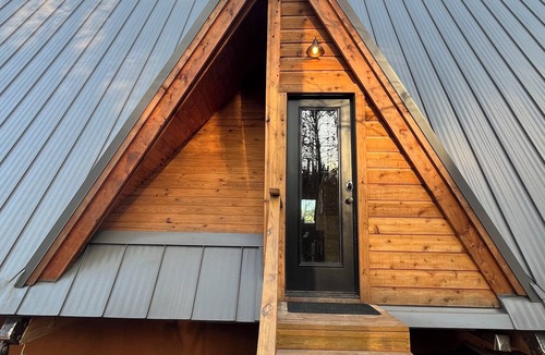 Dogwood Cabin | Modern lakefront cabin nestled in the piney woods of East Texas. Pet Friendly!