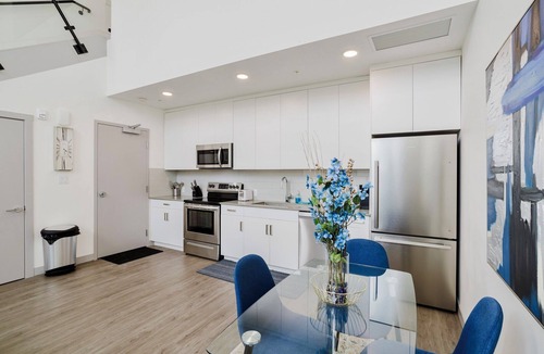 Northeast Edmonton Apartment | Modern Loft, King Bed, 10 mins from Dt