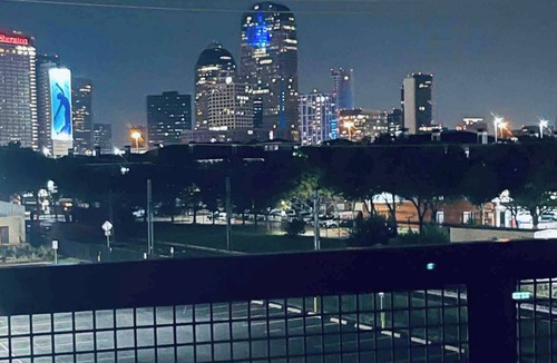Deep Ellum Apartment | Modern & Luxurious Cozy Downtown City View Getaway