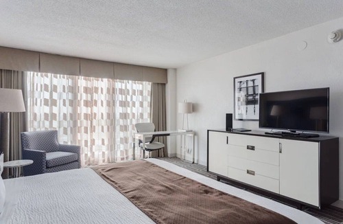 League City Hotel | Modern Nautical Room w/Pool & Free Parking Near Kemah and Local Attraction