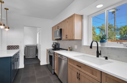 Palo Verde House | Modern Oasis: New Kitchen, Rooftop Deck, Exec Office, Pet-Friendly, Large Yard