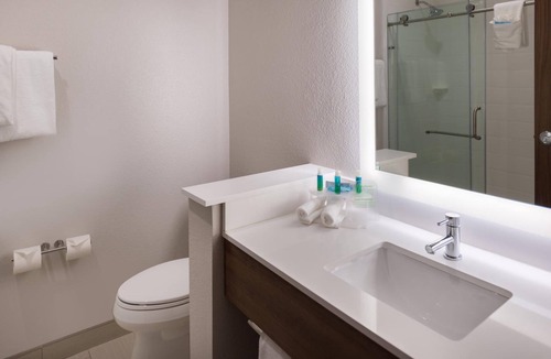 Fort Worth Hotel | Modern Room Near Local Shops and Offices with Indoor Pool and Free Hot Breakfast