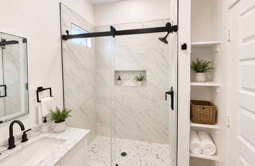 Fort Worth House | Modern Stockyards Retreat, walk to the Stockyards, 3 King Bedrooms