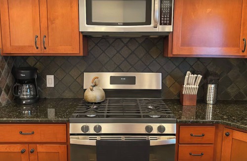 Knox - Henderson House | Modern Townhome Near Lower Greenville Dallas - Garage, W/D, Pet-Friendly