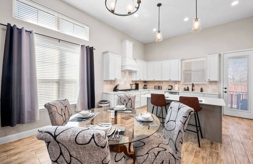 South Arlington House | Modern Urban Retreat - Just outside the Main City