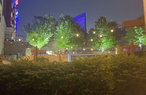 Uptown Apartment | Modern Victory Park Retreat- Ideal for FIFA, AAC Events & Downtown