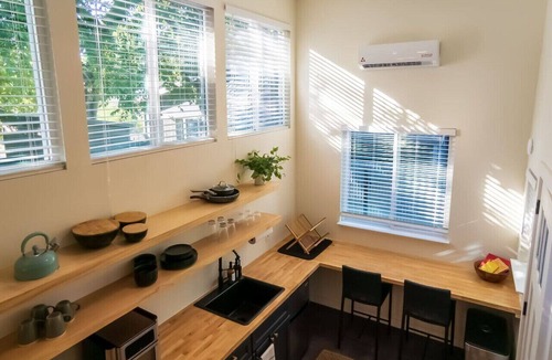 Holly House | Moody & Bright - Peaceful St <5 min to the Action!
