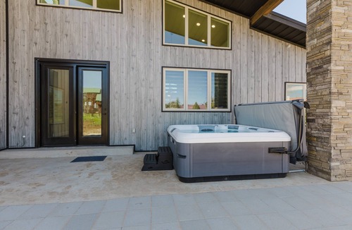 Lake Hatcher Park House | Mountain-Chic Escape | Hot Tub, Views & AC
