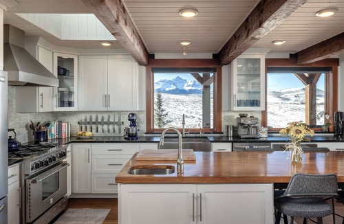 Telluride House | Mountain Retreat w/Fire Table, Hot Tub & Library Loft