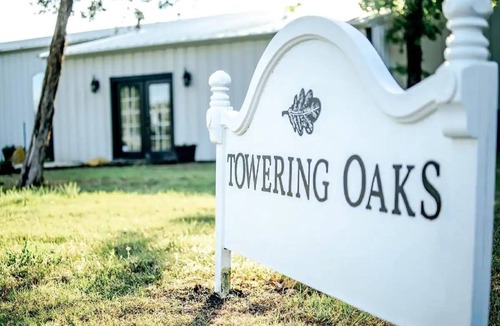 Valley View Bed & Breakfast | Muleshoe Room in Red Oak Lodge @ Towering Oaks b&b
