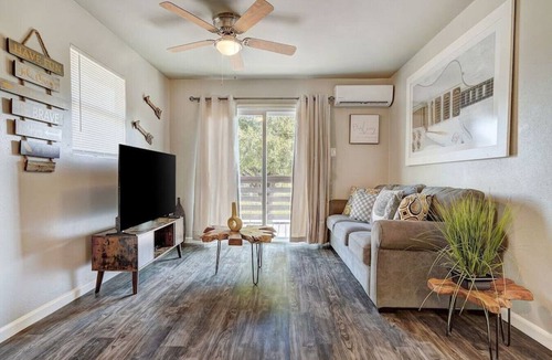 Round Rock Apartment | Nash A · Downtown Round Rock Group Getaway