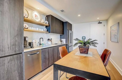 Rainey Street Historic District Condo | Natiivo 19th flr condo w/amazing lake-view balcony, rooftop pool, gym