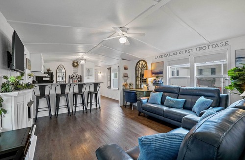 Lake Dallas Cottage | Near Water: Lake Dallas Home w/Furnished Patio!