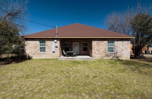 Oak Cliff House | Near World Cup Stadium - Your Game Day Home!