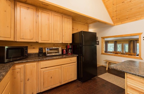 Bayfield Cabin | NellieMay Cabin | Short Walk to Lake, Large Porch