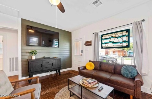 Freetown - Port Rico House | Neon Moon .Spacious 5-bedroom house steps from Campus and Downtown Lafayette