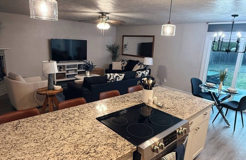 The Colony House | NEW 3BR cozy home - Centrally located w/large backyard and firepit