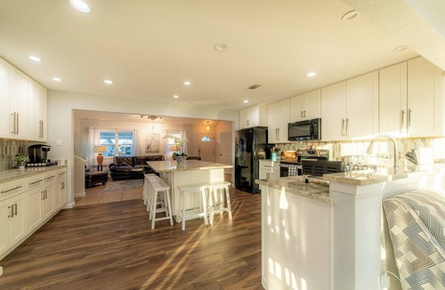 Azle House | New 5 Bed/Lakefront/Boat dock/Game room/Guest House.