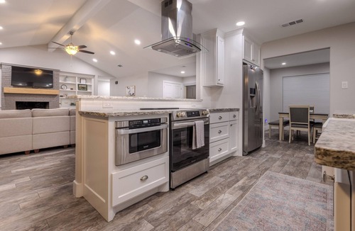 Granbury House | NEW beautiful, clean 3-bedroom lake house 5 minutes from Granbury Square