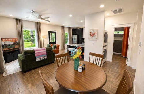Canton House | New Cottage ½ Mile to First Monday Trade Days Sleeps 6
