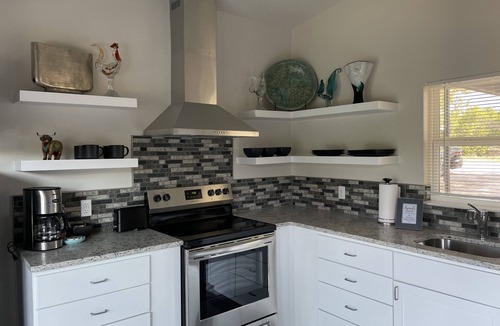 Blanco House | New couples retreat w/12 foot deck, hot tub, 360 amazing hill country views