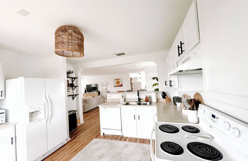 Wetmore House | New Cozy, Clean, Contemporary Casa. 5 Minutes from Six Flags and La Cantera!