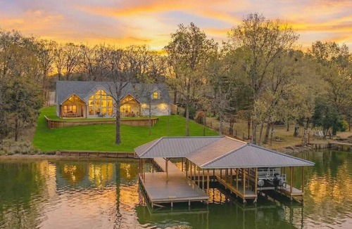 Dogwood House | NEW Lakehouse | Hot Tub, Boathouse, Amazing Patio!