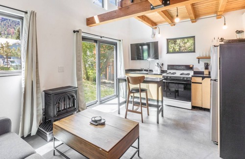 Ouray House | New Listing! Quaint Bungalow - Heart of Downtown Ouray - 30+ Day Stays