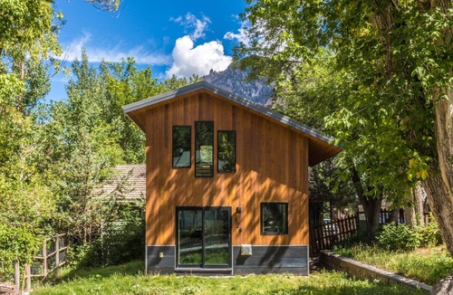 Ouray House | New Listing! Quaint Bungalow - Heart of Downtown Ouray - 30+ Day Stays