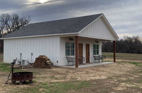 Palestine Cabin | NEW Luxury Lodge in Palestine, Texas > Near Polar Express 1 of 2