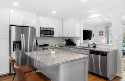 South Congress House | NEW! Private Backyard ~ 3 Mins to DT ~ Steps to SoCo ~ Grill, Coffee, Outdoor TV