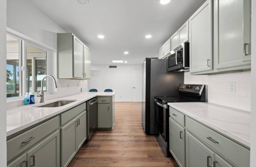 Sierra Vista House | NEW Remodeled 5BR/2BTH Home l Cozy and Spacious l Central Location l Big Yard