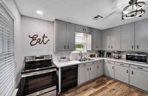 Waco Cottage | New-Rock Creek Cottage ~ Cozy & Countryside, 12 miles from Magnolia