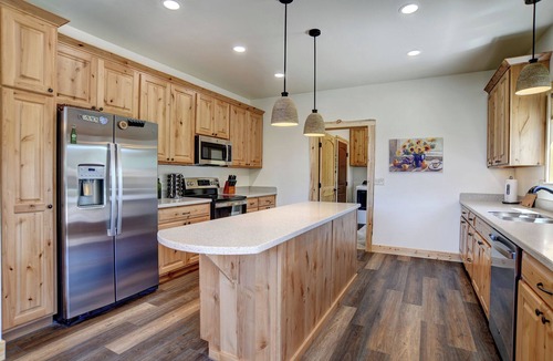 South Fork House | Newly Constructed Mtn Cabin | Hot Tub | Garage