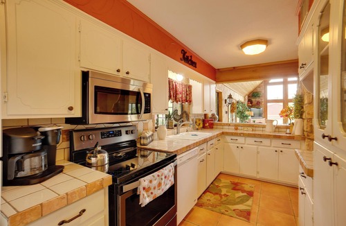 Bryan House | 'Nini's Love' Cottage w/Deck + Fishing Pond!