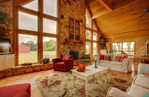 Bryan House | Ninis Love Cottage with Deck and Fishing Pond!