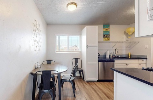 University Heights Apartment | No.7: King bed, 1bd/1ba, UNM