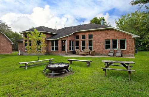 Navasota House | No Neighbors! Private 4BR on 12 Wooded Acres 5 Min to Aggieland