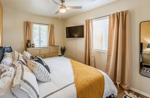 University Heights House | Nob Hill Oasis A - 2 bed 1 bath - Gorgeous Apt In Great Location!