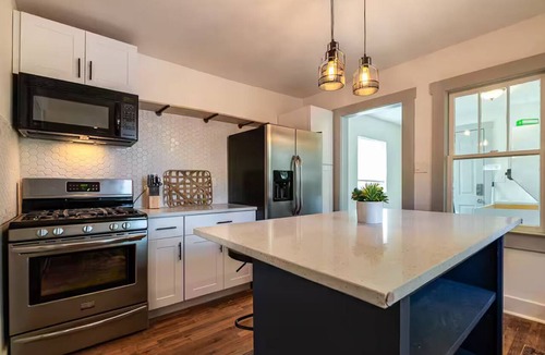 University Heights Apartment | Nob Hill/UNM Luxury Remodeled House w/King Beds