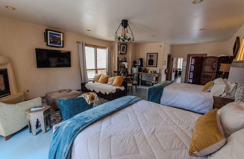 Los Ranchos de Albuquerque Apartment | North Sunflower Casita @ SantuaRio Grande - Cozy Casita+Fireplace+Private Patio