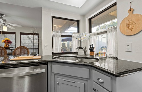 Far North Dallas House | North Dallas Retreat - 3 Bedrooms | Spacious Backyard