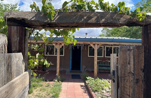 North Valley Cottage | North Valley Artist’s Cottage -peaceful, bright