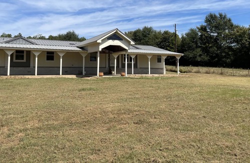 Palestine House | Nuna’s Bluff, 2 minutes away from The Texas State Railroad Park.
