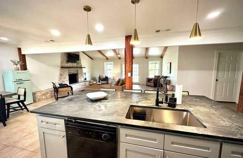 La Grange Other | NYE Winter Ranch Escape, Workers Welcome, sleeps 16, Wifi, fishing, BBQ